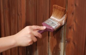 Чем покрасить деревянный забор
