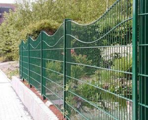 Забор из металлических прутьев
