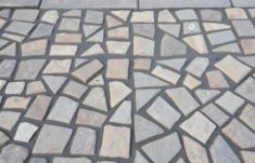 Каменный ковер для улицы: покрытие, которое работает не только на вид
