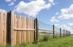 La física de una valla resistente: cómo enfrentar la carga del viento