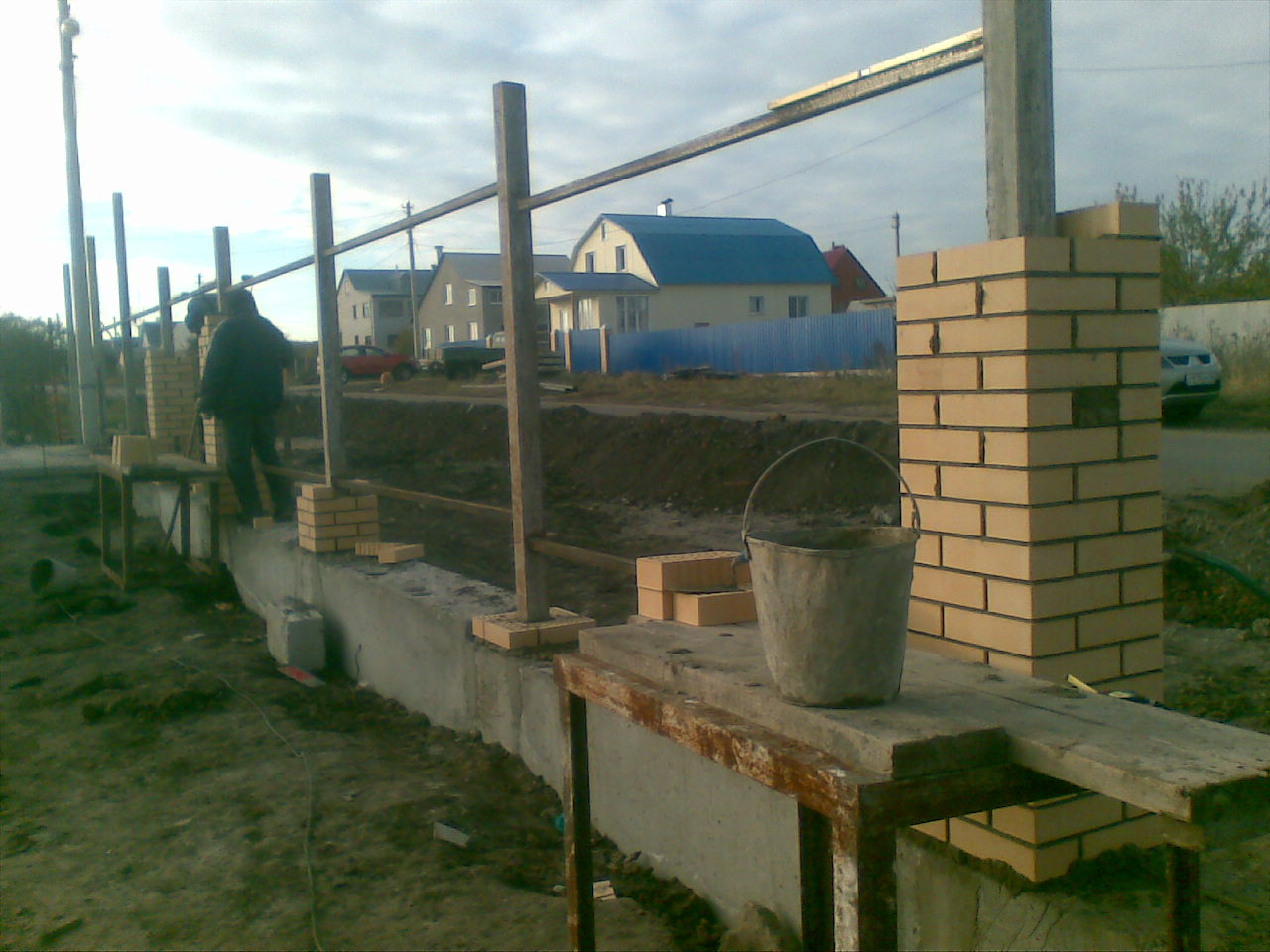 Забор из профнастила (профлиста) своими руками - пошаговая инструкция, материалы, установка
