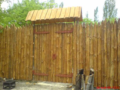 Деревянный забор на металлических столбах своими руками: особенности конструкции