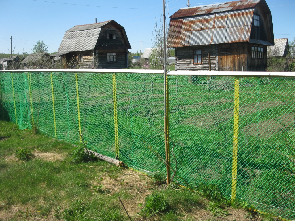 Огородить участок сеткой. Забор из садовой затеняющей сетки. Забор из пластиковой сетки. Забор из пластиковой четки. Забор из пластиковой сетки рабицы.