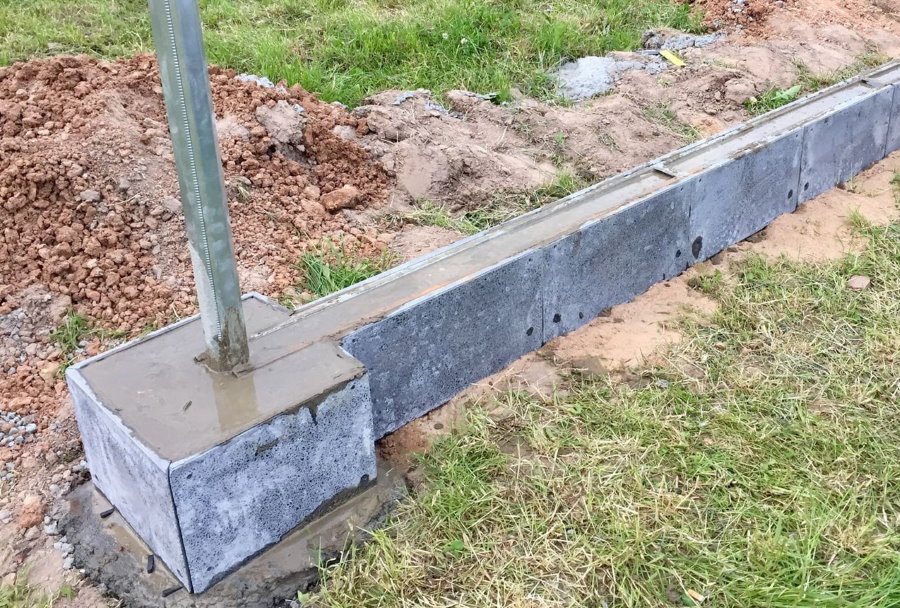 Фундамент под бетонный забор: как собрать из бетонных блоков?