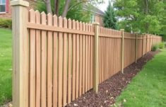 Clôtures pour terrains en pente : solutions adaptées pour sécuriser et embellir votre propriété