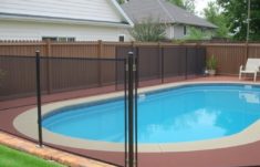 Vallas para piscinas: seguridad y normativas esenciales para proteger a tus seres queridos