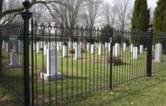Zaun für den Friedhof: Würdevolle Einfriedung für einen ehrwürdigen Ort