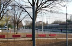 Cuando lo público se encierra: la privatización del espacio público a través de las vallas