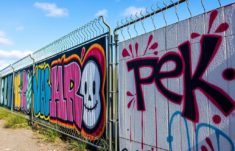 Les clôtures comme support de street art: cuando las vallas cuentan historias