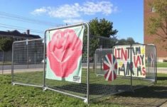 Vallas que cuentan historias: instalaciones artísticas efímeras con cercas