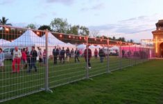 La economía de las vallas temporales para eventos: cómo convertir una barrera en valor