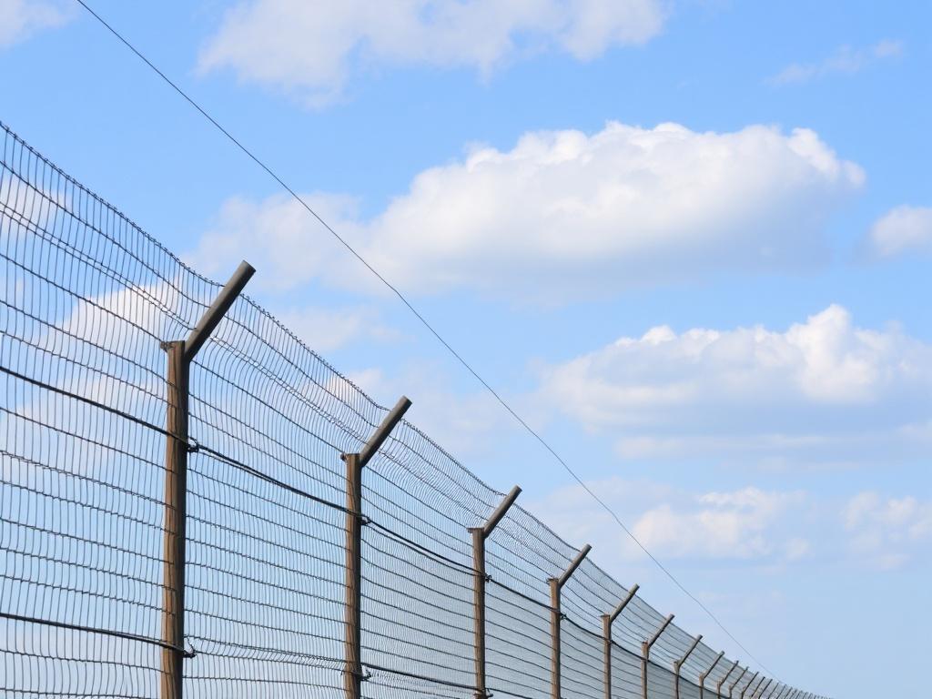 Vallas en fronteras: un tema de debate global.. Políticas públicas y recomendaciones para un enfoque equilibrado