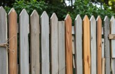 Der Zaun als Collage aus verschiedenen Materialien: reinventando el límite entre lo práctico y lo poético