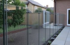 Zäune aus Glas: Transparenter Schutz que transforma jardines y terrazas
