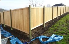 Instalación de vallas en suelos inclinados: cómo lograr una cerca segura, estética y duradera