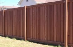 Cómo enderezar una valla combada: guía práctica paso a paso para devolverle la firmeza a tu cerramiento