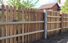 Zäune aus heimischen Materialien: cercas con alma local para jardines y comunidades