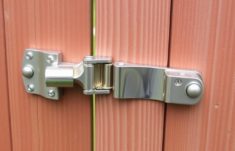 Zaun-Beschläge: Scharniere und Schlösser — Guía práctica para elegir, instalar y mantener los accesorios de tu valla