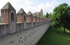 Der historische Stadtmauer-Zaun: la valla que susurra las historias de la ciudad