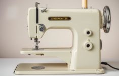 Тихая сила в мастерской: механическая швейная машинка и почему ей стоит доверять